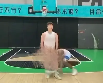 《牛教练的裤子》完整版HD高清-黑哥不讲武德偷袭牛教练扯裤子-牛教练追着黑哥跑全场爆笑视频